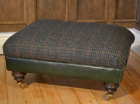 Fußhocker, Taransay, Leder, Harris Tweed, Messingrollen